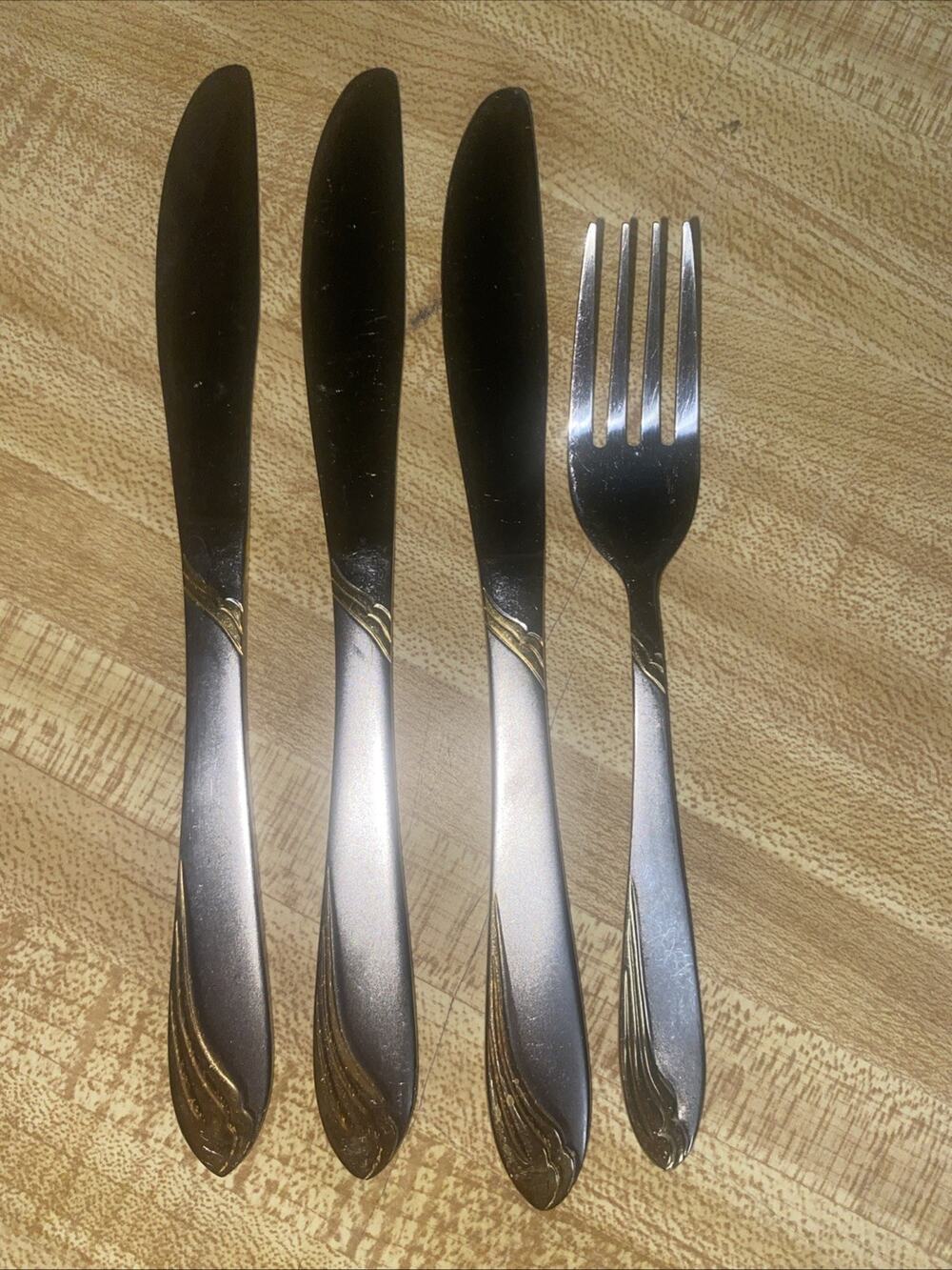 4 Pcs. KELLY GOLD Lenox Glossy 18/8 Gold Accent Stainless Steel Flatware